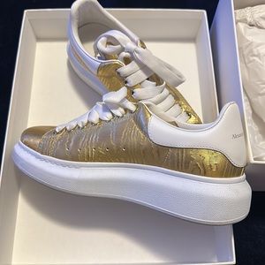 Gold Alexander McQUEEN oversized sneaker